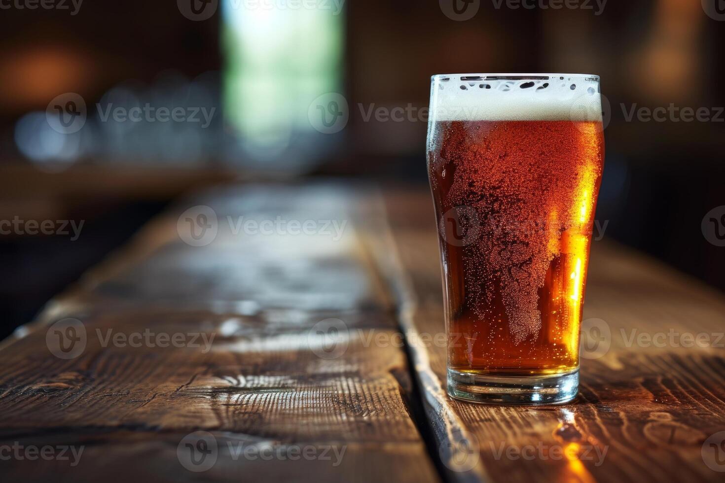 ai gegenereerd een ijzig pint van pale ale, condensatie kralen Aan de glas, zittend Aan een verweerd, donker eik wijnoogst tafel foto