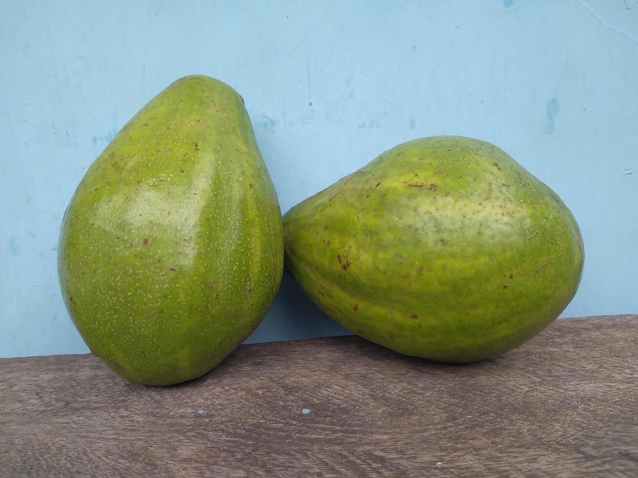 avocado Aan een donker hout achtergrond. foto