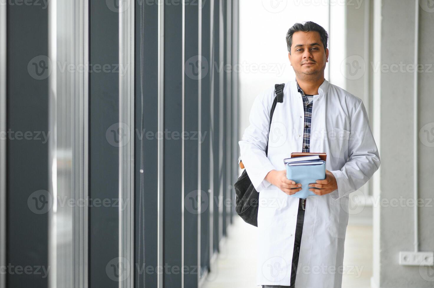 portret van een jong dokter leerling aan het studeren foto