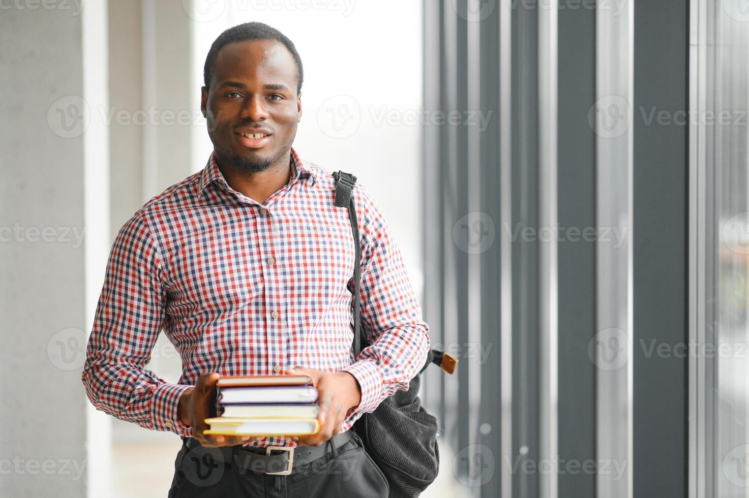 portret van Afrikaanse Universiteit leerling in klasse op zoek Bij camera foto