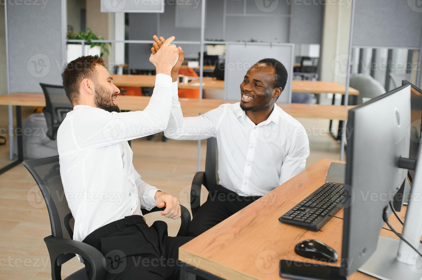 twee gelukkig geslaagd opgewonden verschillend handelaren investeerders geven hoog vijf vieren geslaagd voorraad uitwisseling handel transactie foto