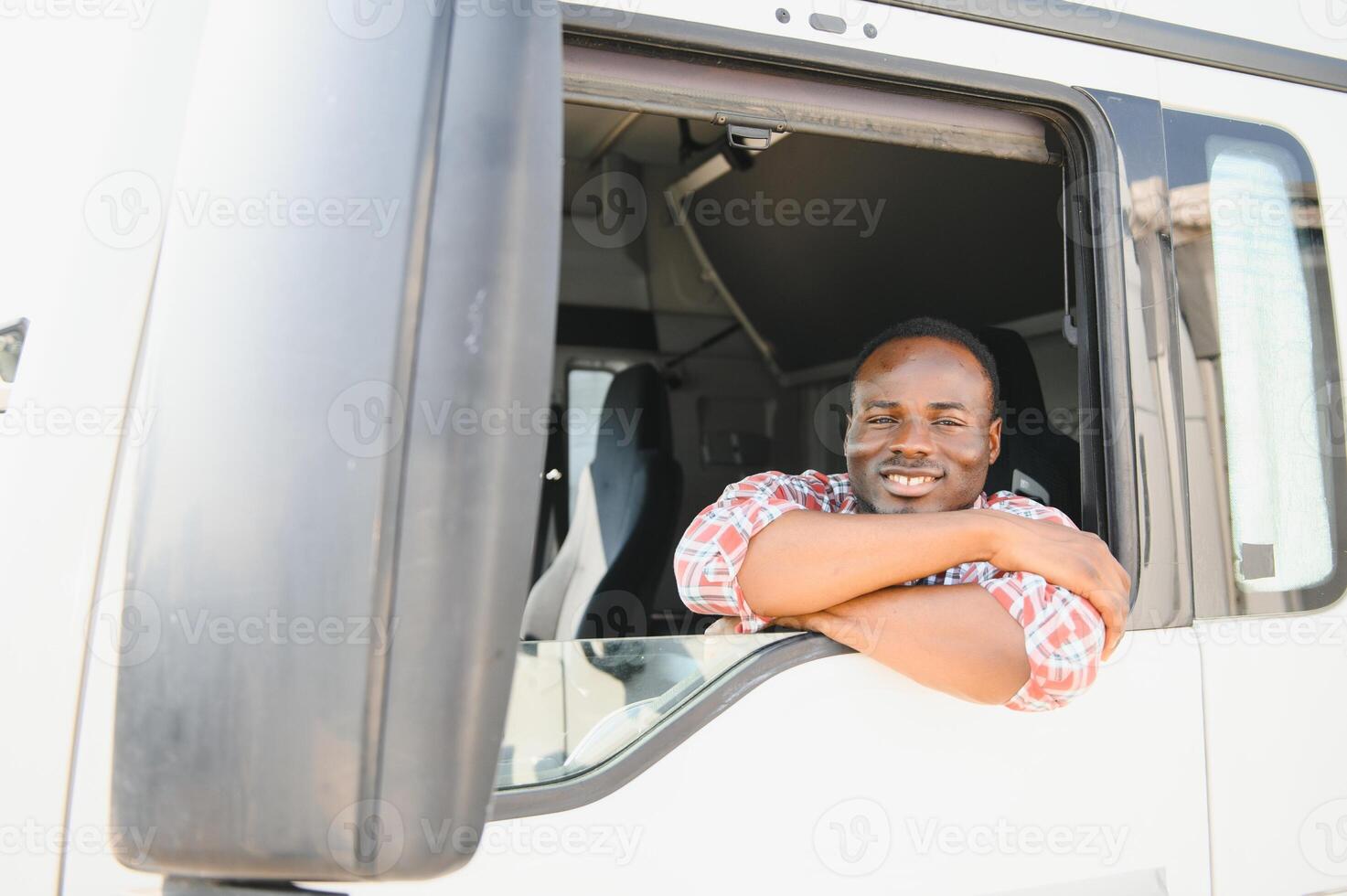 koerier levering. zwart Mens bestuurder het rijden levering auto foto