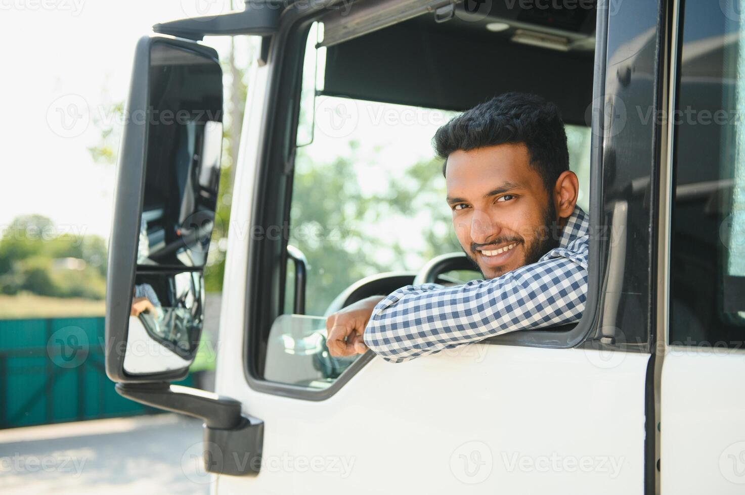 portret van een Indisch vrachtauto bestuurder. foto