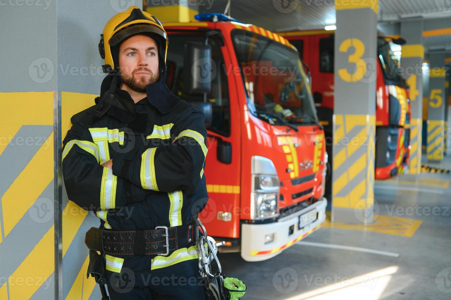 foto van brandweerman met gas- masker en helm in de buurt brand motor