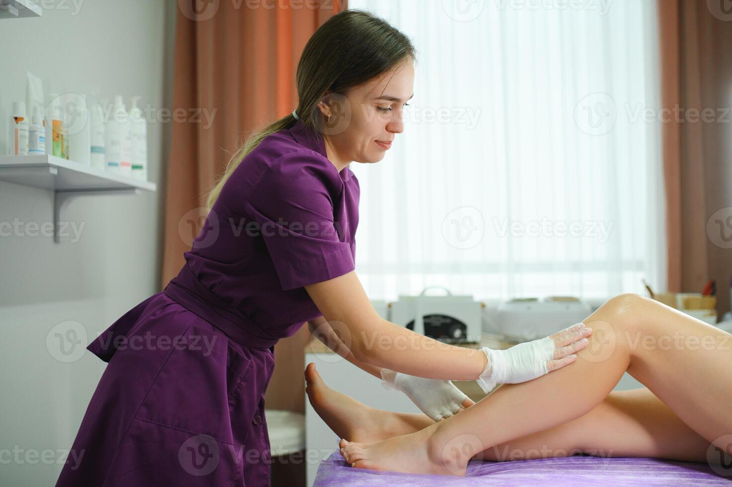 meester van ontharing voorbereiding voor procedure van haar- verwijdering foto