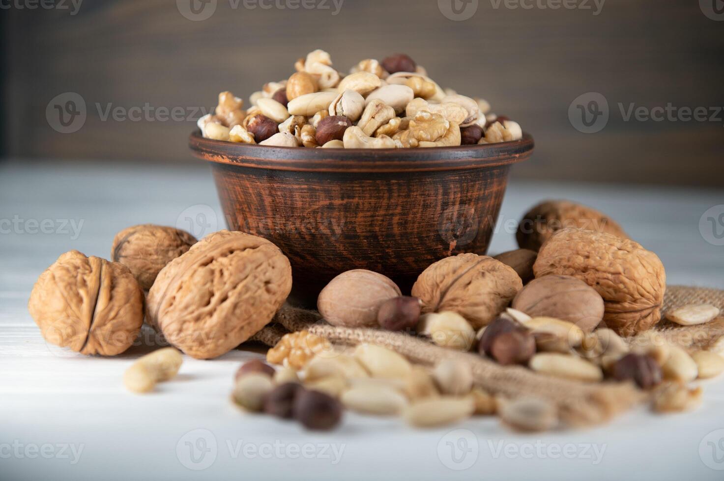 gemengd noten Aan hout vloer. biologisch en vers noten. kopiëren ruimte foto