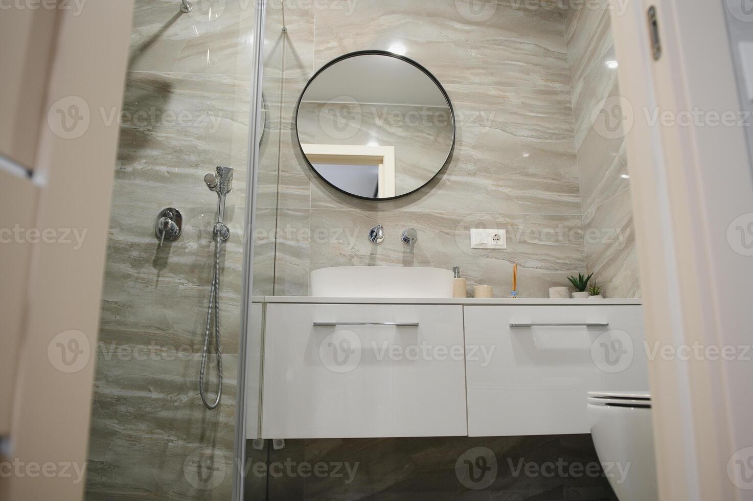 interieur van de douche kamer modern huis met hedendaags interieur foto