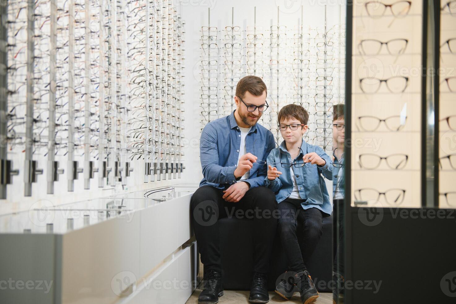 vader en zoon Kiezen nieuw elegant bril in een optisch op te slaan. visie zorg concept foto