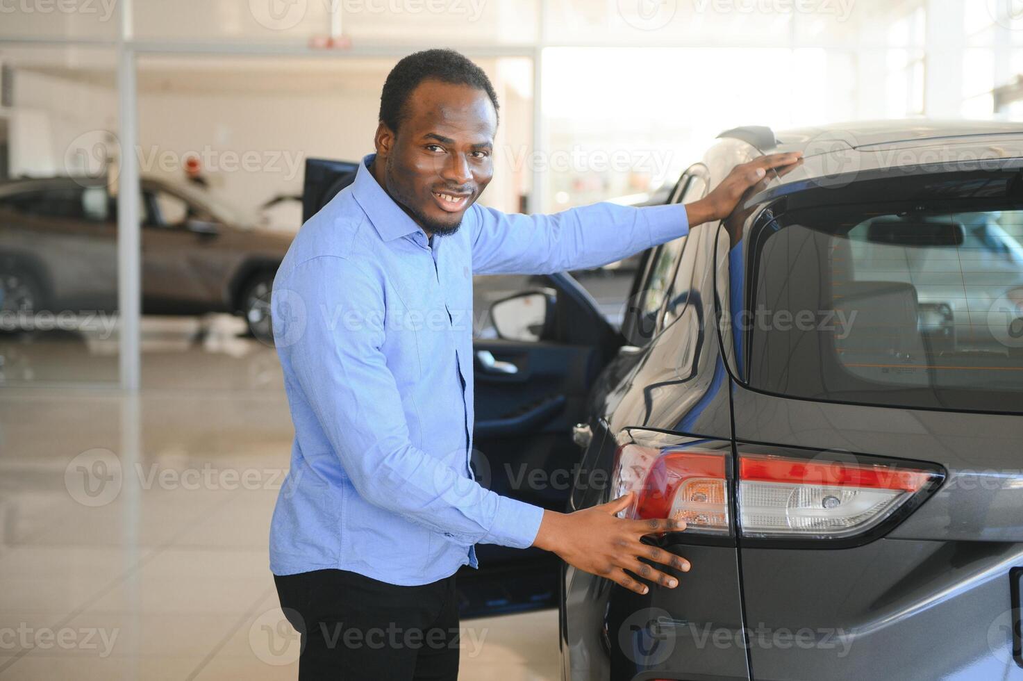 auto koper. zwart vent kiezen nieuw auto- in handel op te slaan foto