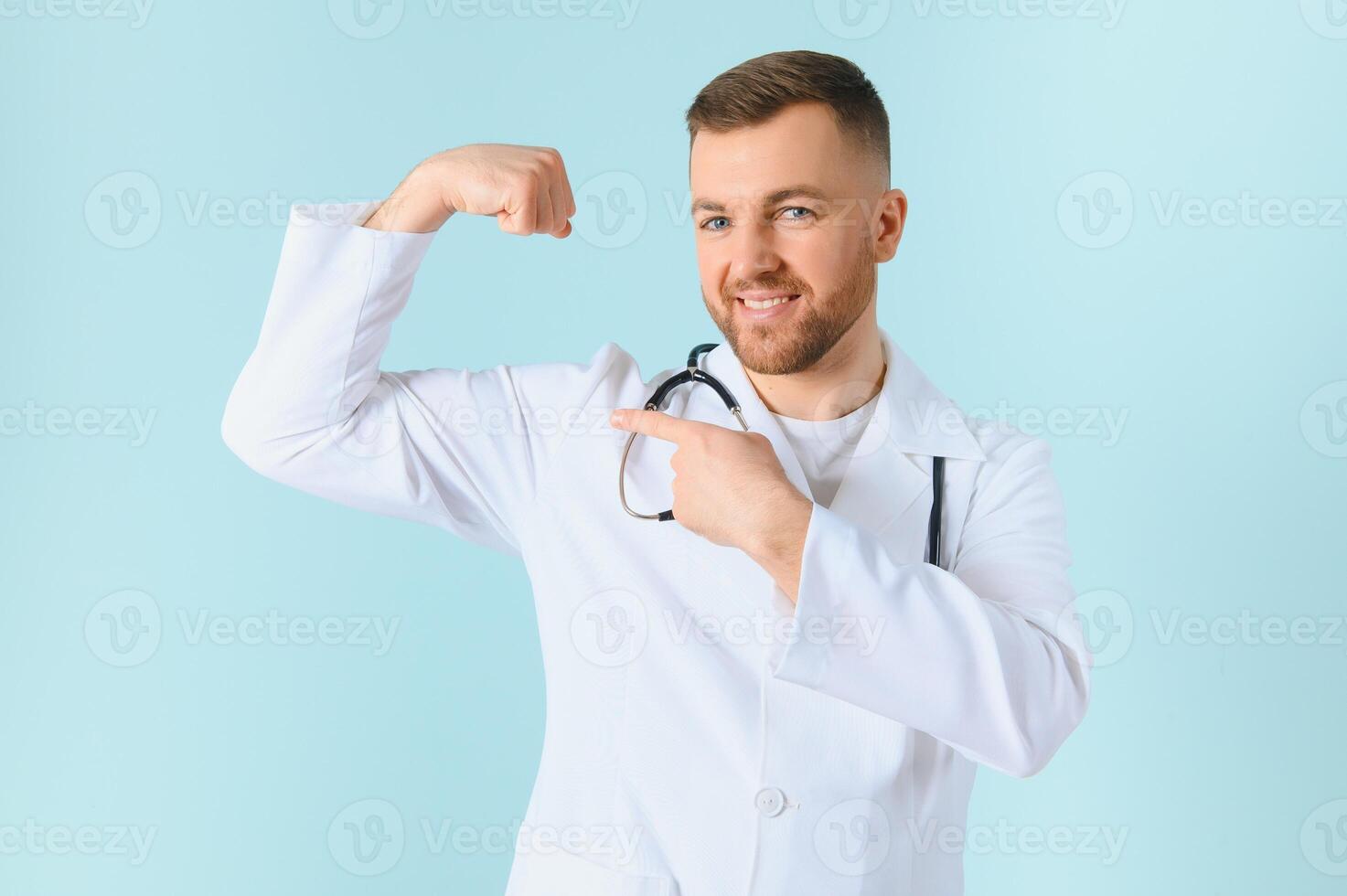 mannetje dokter tonen sterk arm naar u foto