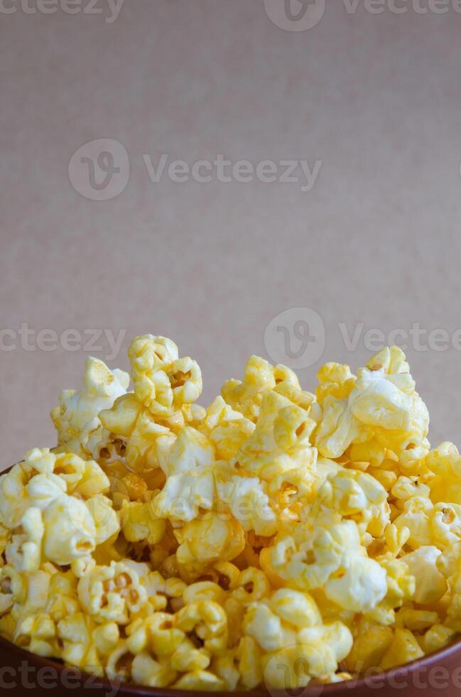 karamel popcorn in keramisch kom foto