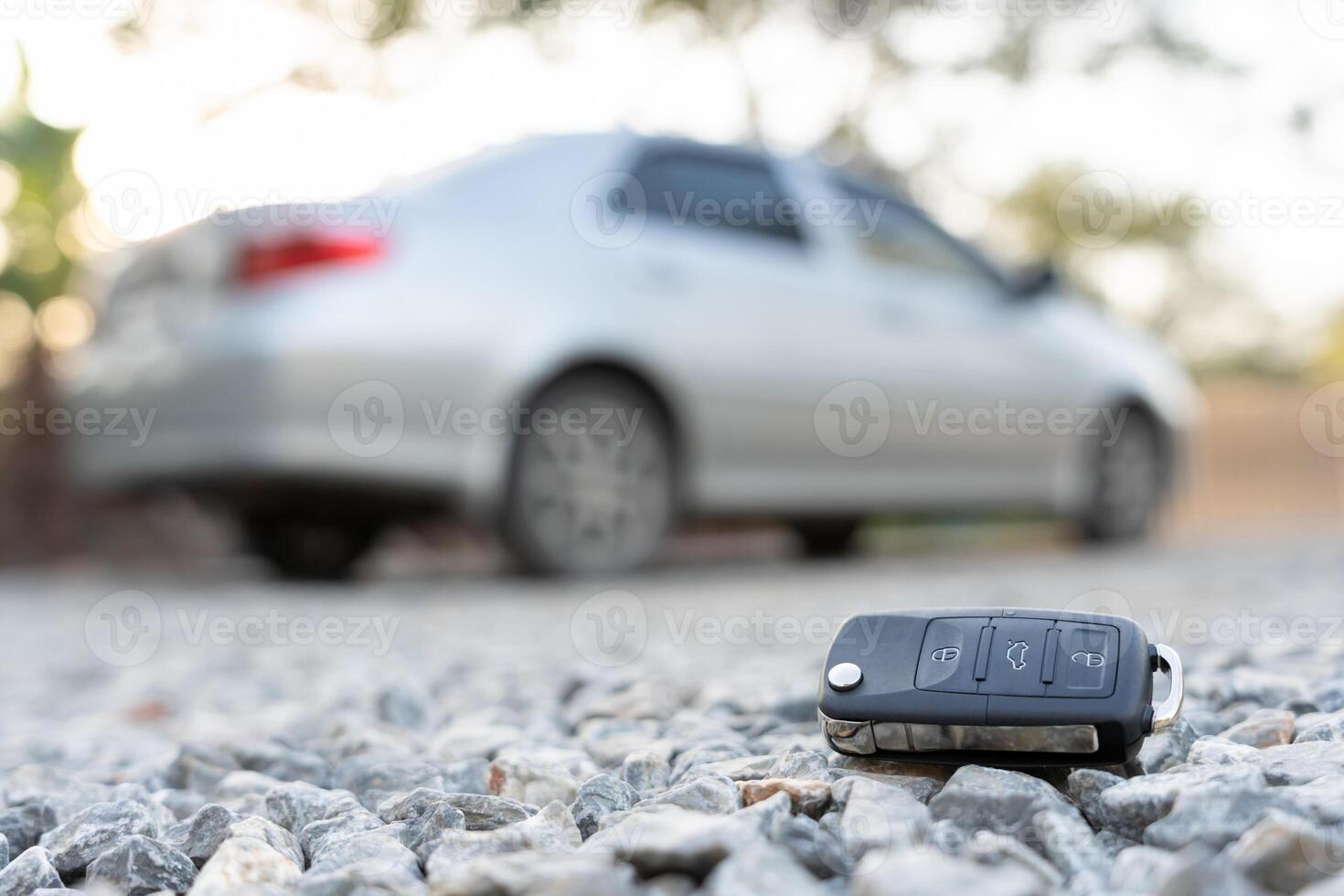 verloren auto sleutels Aan de grond, auto sleutels liet vallen Aan de verdieping of vallen aan het liegen Aan de straat huis voorkant. wandelen weg van verloren auto sleutel, kan niet vervoer, uitdrukken, stormloop tijd, wast tijd, noodgeval foto