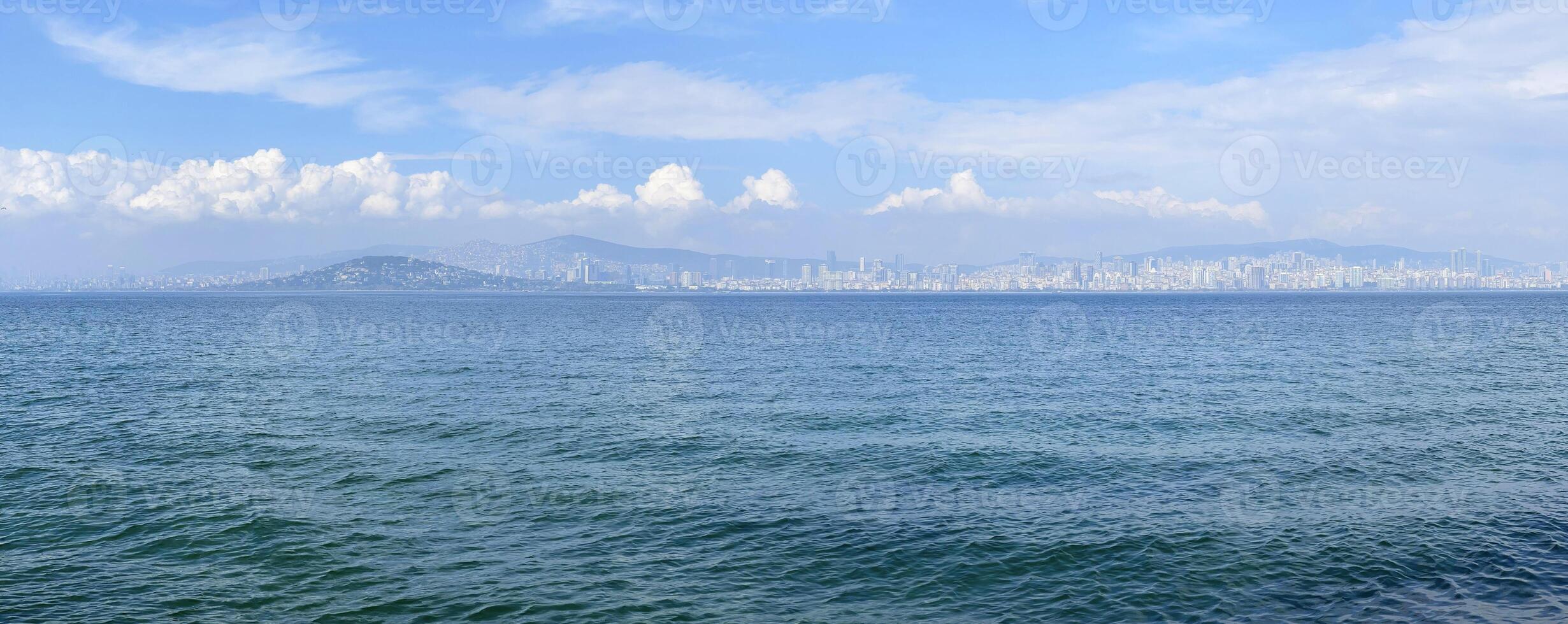 visie van de Europese een deel van Istanbul aan de overkant de Bosporus foto
