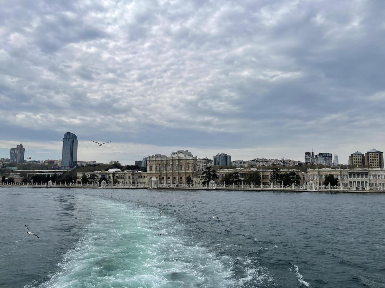 17 van april 2023 - Istanbul, kalkoen - dolmabahce paleis, visie van de zee foto