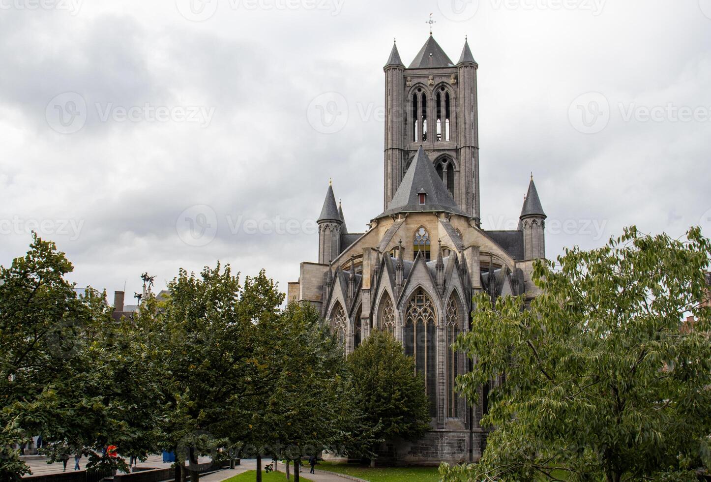 herfst visie van heilige Nicolaas' kerk in gent ingelijst door een levendig boom met gouden bladeren foto