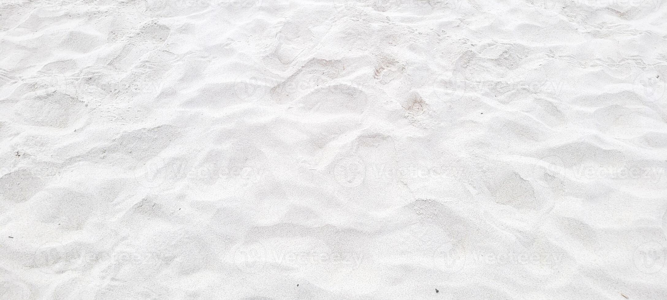 beeld van wit zand strand Aan de kust van Brazilië Aan een zonnig foto