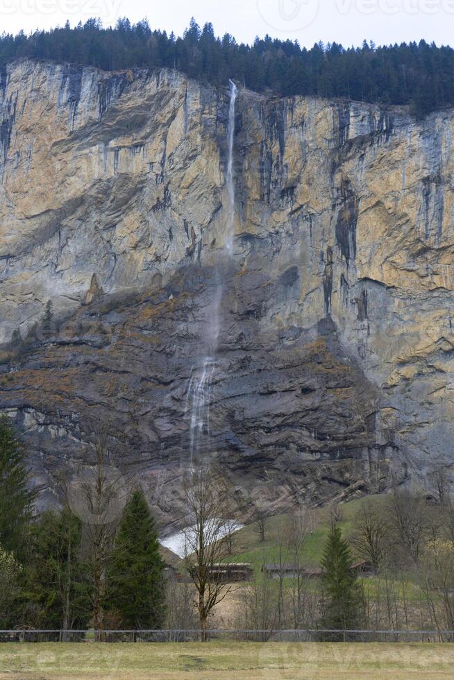 een dorp en een berg met een waterval foto