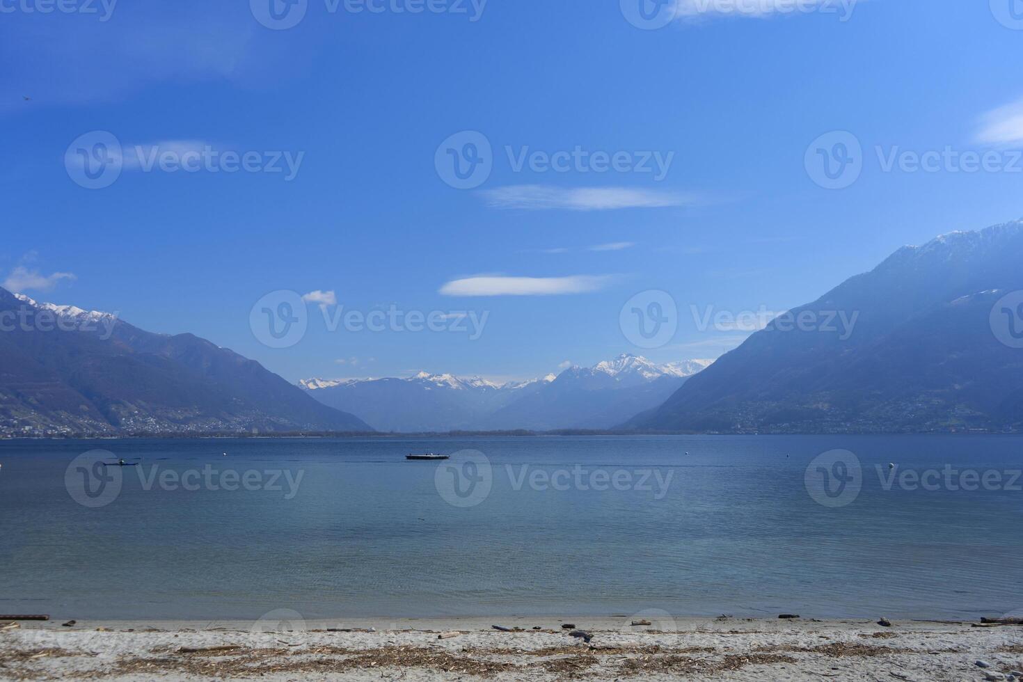 meer en bergen in de achtergrond foto