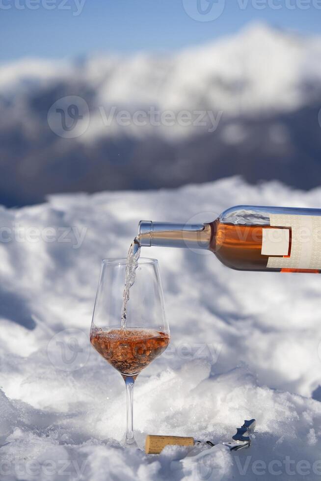 een fles van wijn is wezen gegoten in een glas foto