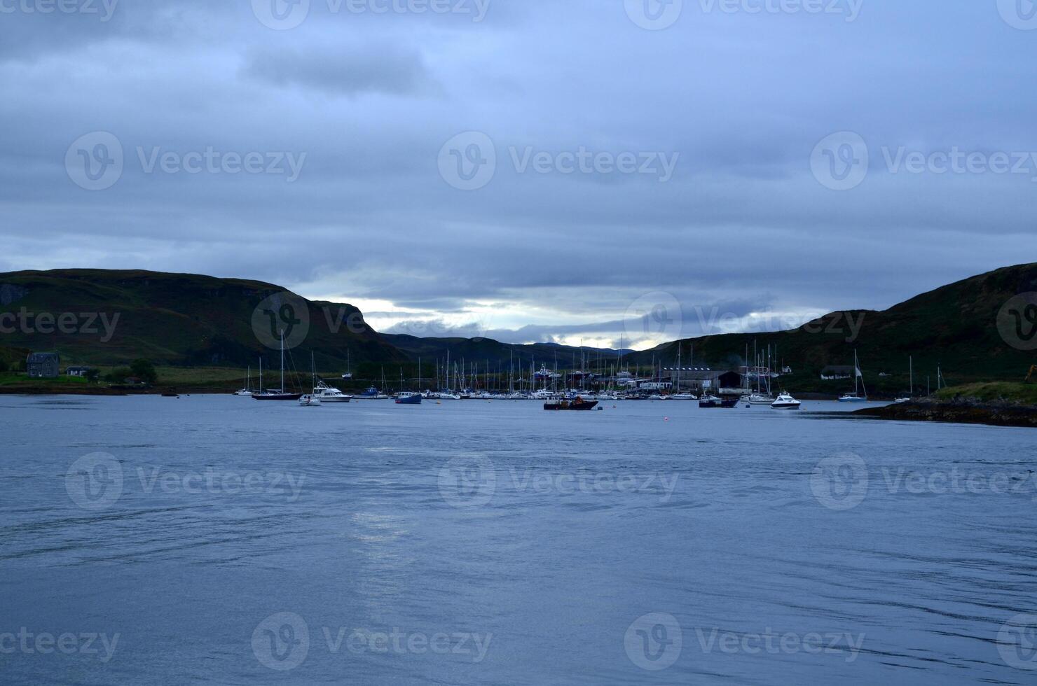 boten verankerd en afgemeerd in oban Schotland foto