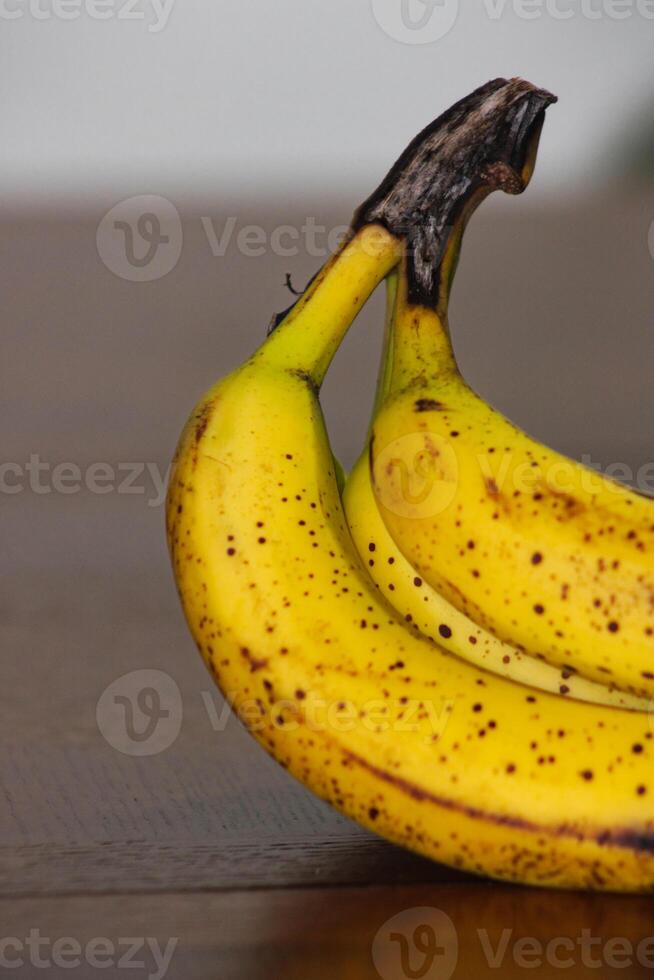 rijp banaan bundel met donker vlekken Aan tafel 4 foto