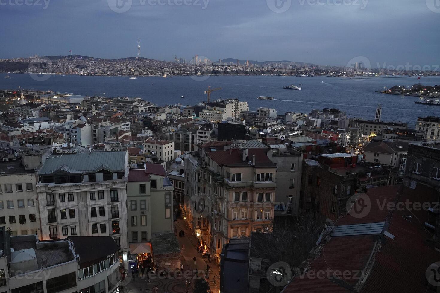 Istanbul antenne stadsgezicht Bij zonsondergang van galata toren marmora zee foto