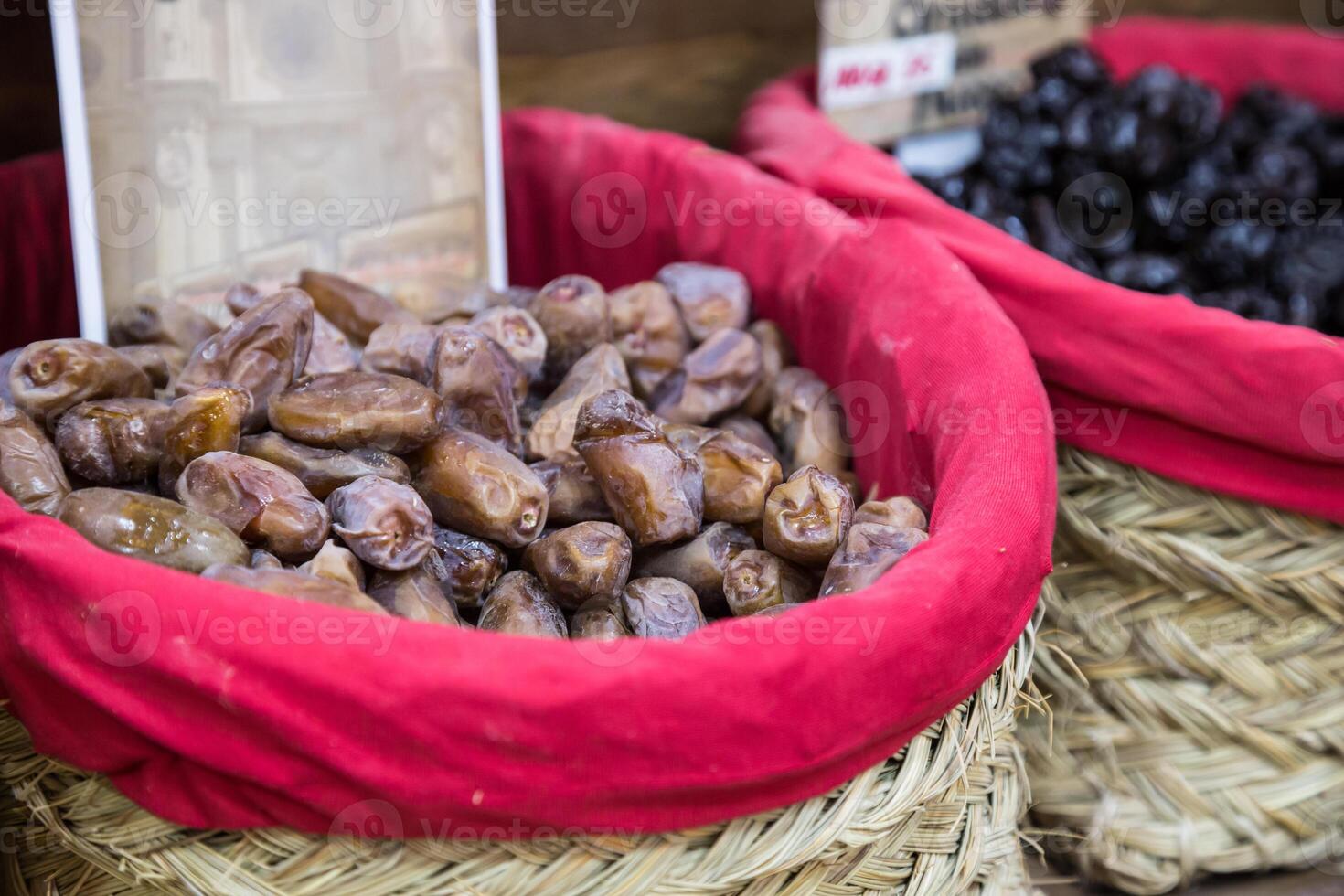 kruiden, zaden en thee verkocht in een traditioneel markt in granada, Spanje foto