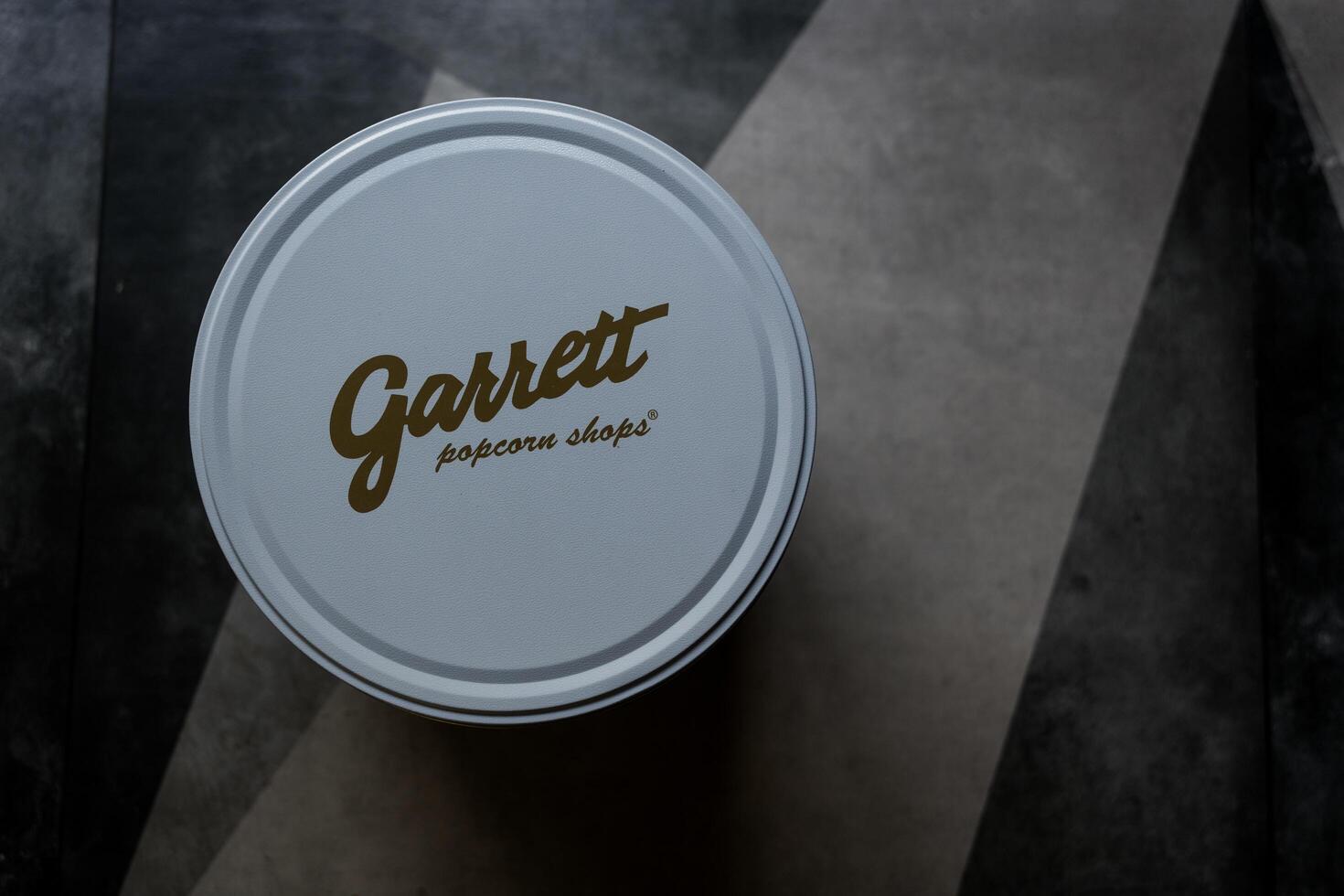 Bangkok, Thailand - januari 31, 2024 logo van plastic garrett popcorn winkel scherm Aan plastic tas. foto