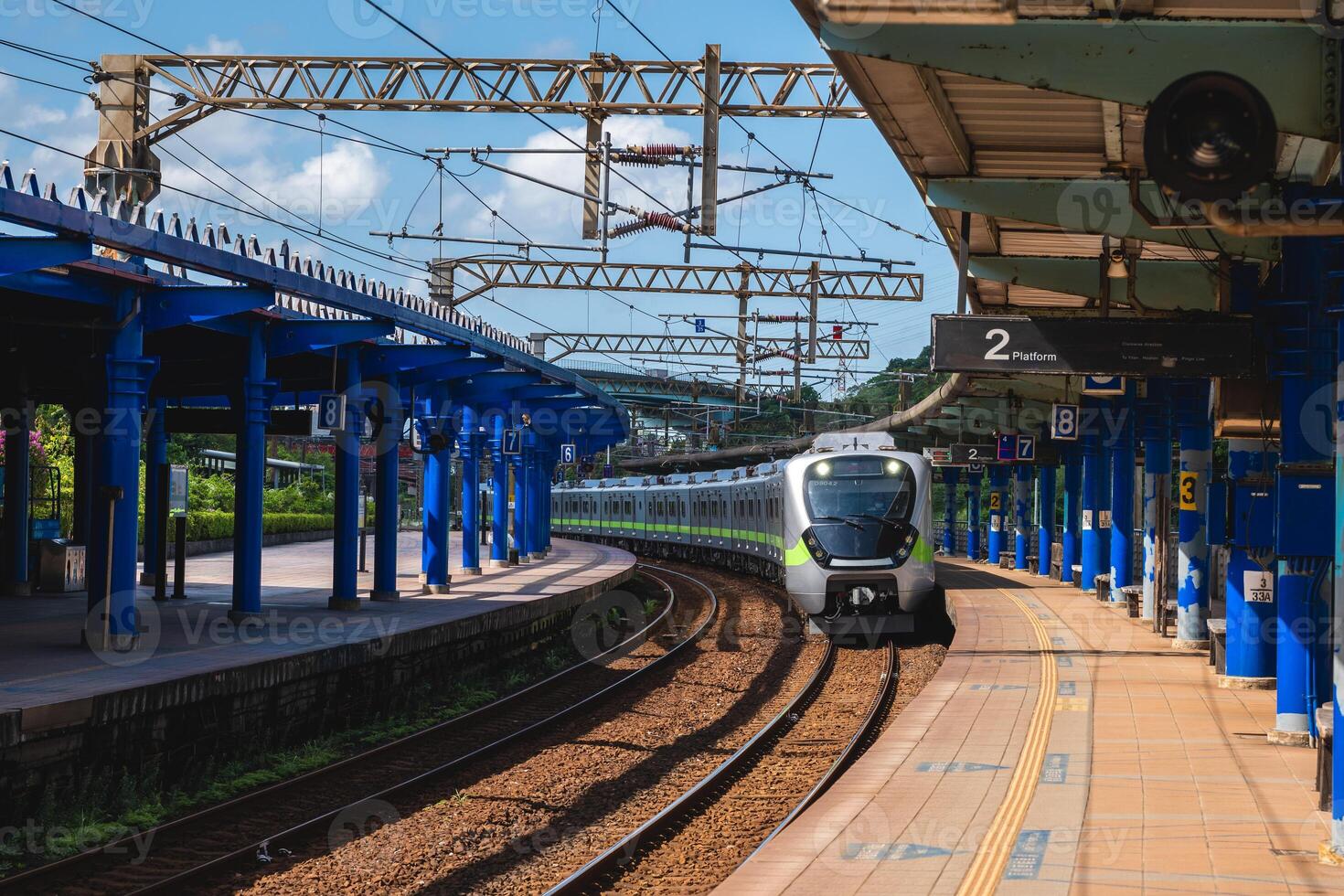 trein naderen slecht spoorweg station Bij slecht gemeente in keelung, Taiwan foto