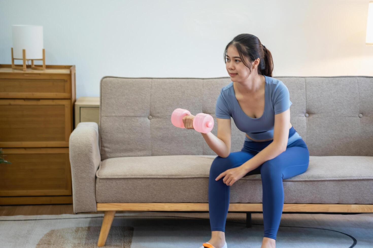 Dames zijn uitrekken, Bij huis, en geschiktheid Dames oefening of Doen yoga in hun slaapkamer voor Gezondheid en welzijn een gezond, kalmte vrouw persoon opleiding of werken Aan de huis vloer. foto