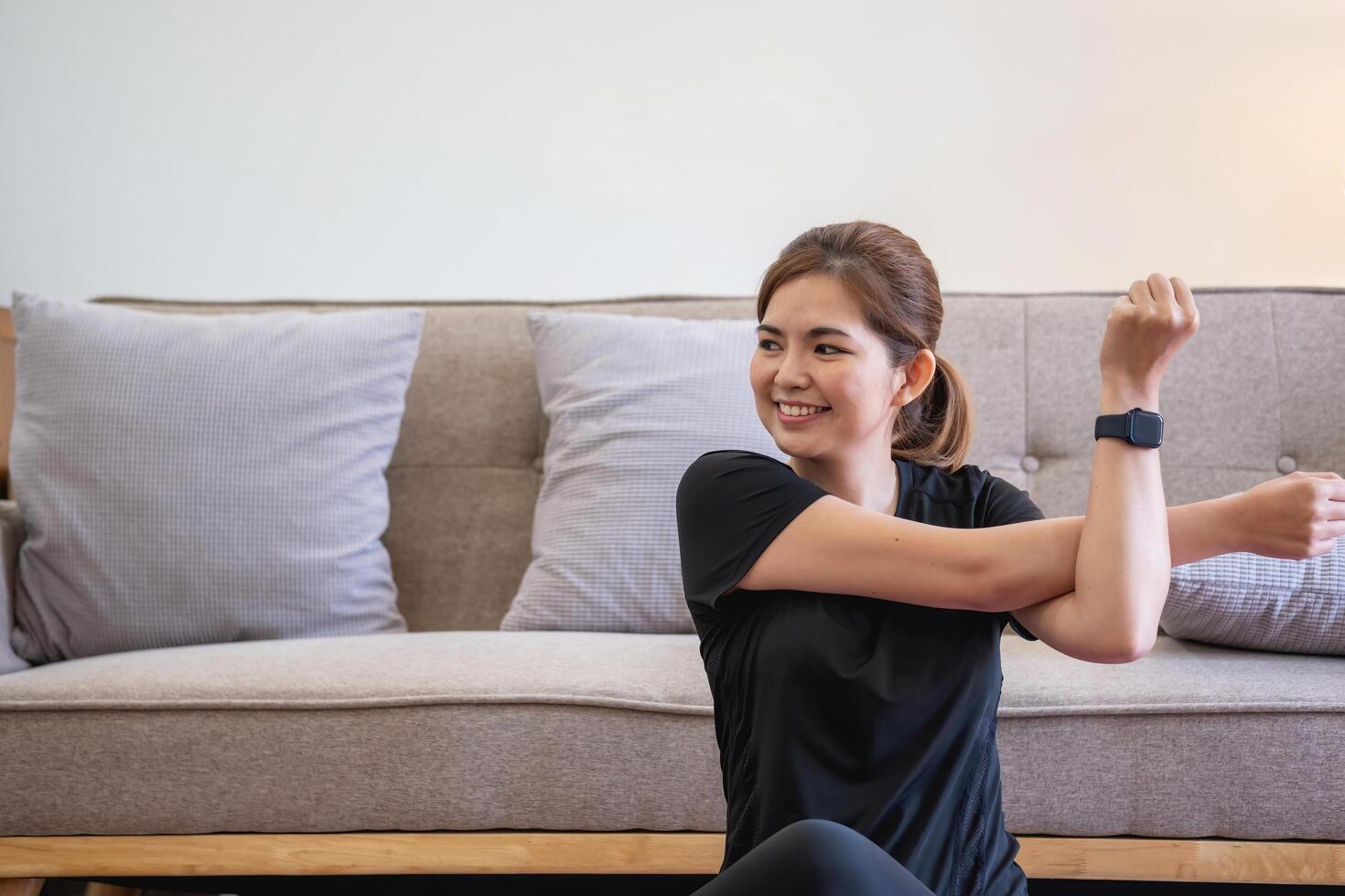 Dames zijn uitrekken, Bij huis, en geschiktheid Dames oefening of Doen yoga in hun slaapkamer voor Gezondheid en welzijn een gezond, kalmte vrouw persoon opleiding of werken Aan de huis vloer. foto