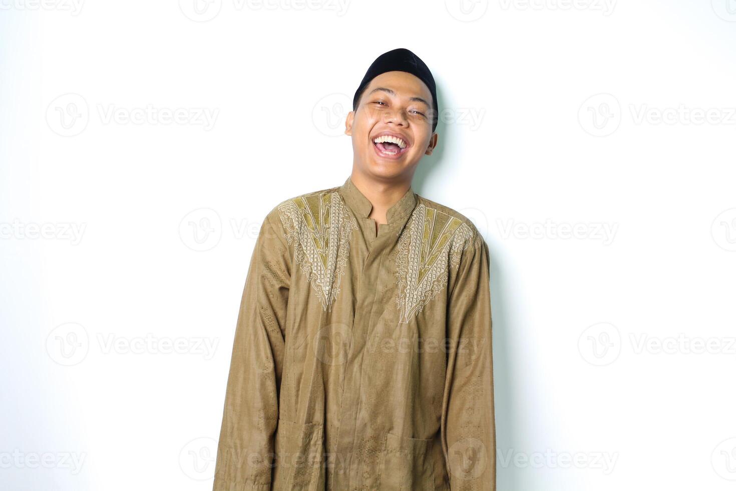 lachend Aziatisch Moslim Mens vervelend koko kleren staand over- geïsoleerd wit achtergrond foto