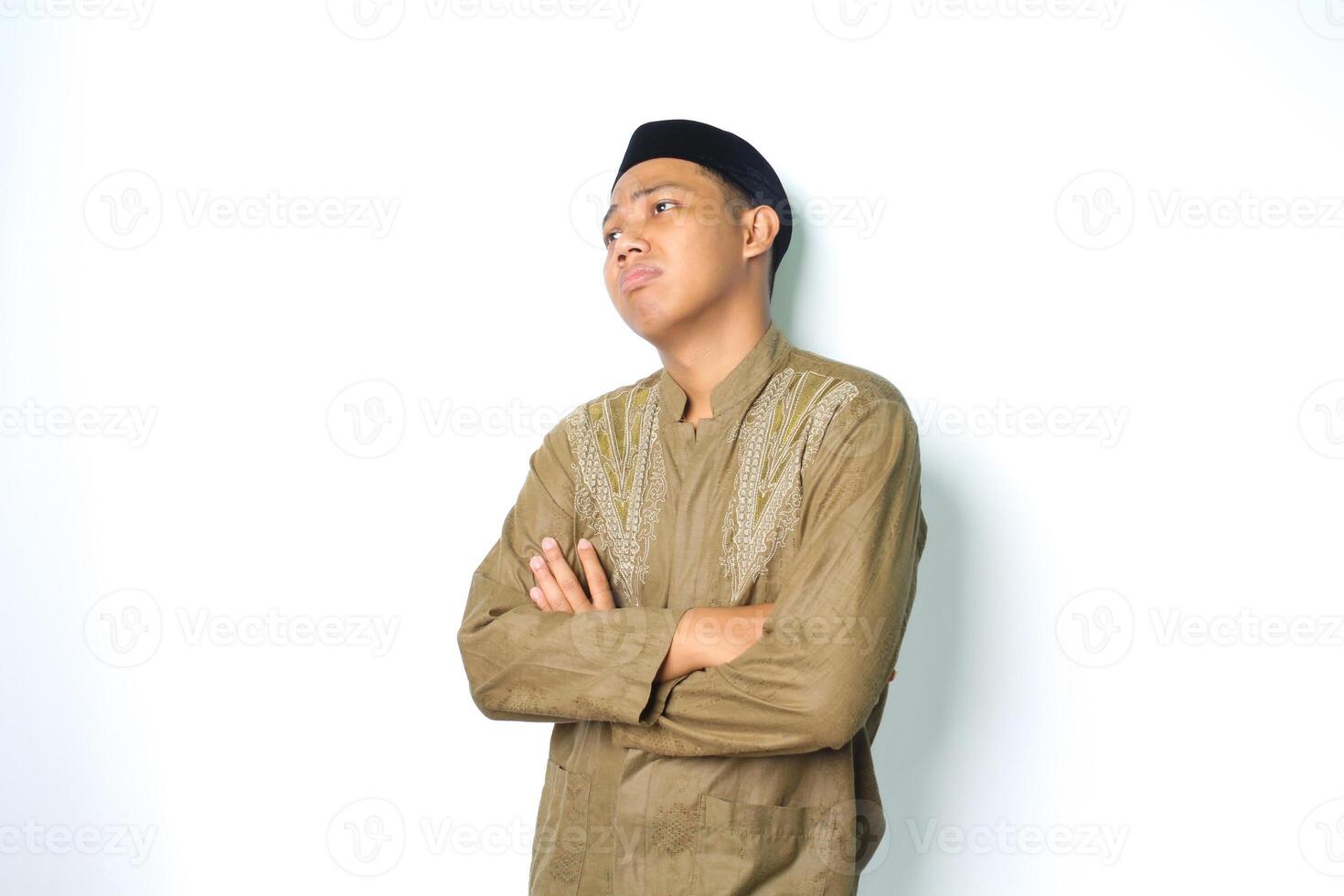 benadrukt Aziatisch moslim Mens vouwen armen met verdrietig uitdrukking geïsoleerd in wit achtergrond foto