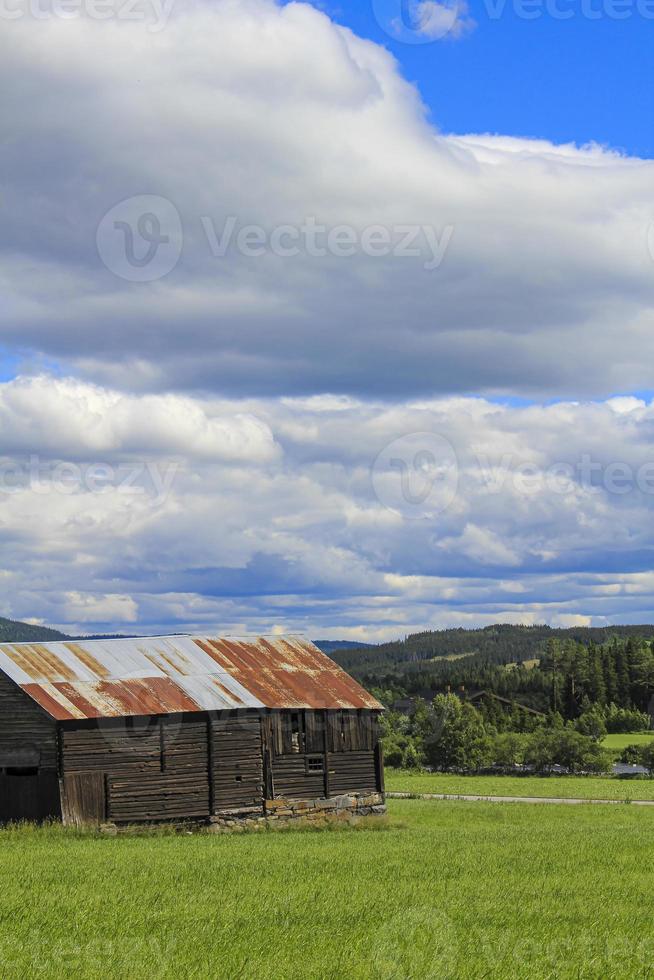 oude bruine geroeste metalen houten hut in hemsedal, noorwegen. foto