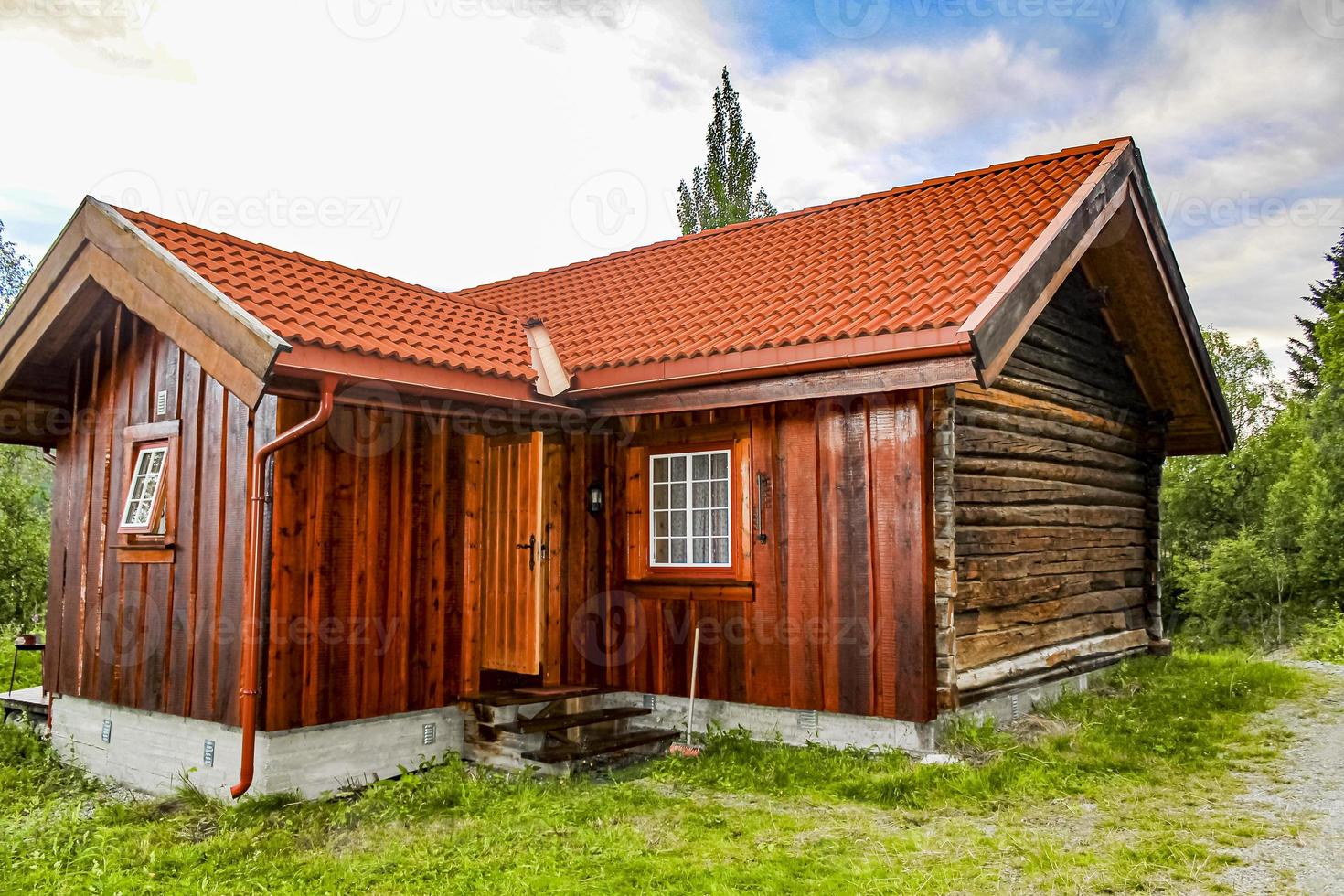 bruinrode houten hut, hemsedal, noorwegen. foto