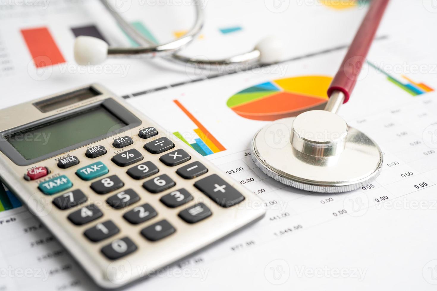 stethoscoop op rekenmachine, financiën, account, statistieken, analytische onderzoeksgegevens en bedrijfsconcept voor medische gezondheid. foto