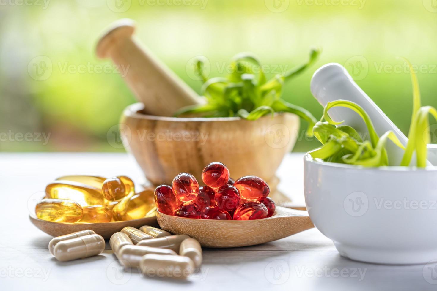 alternatieve geneeskunde natuur kruiden organische capsule, medicijn met kruiden blad natuurlijke supplementen voor een gezond goed leven. foto