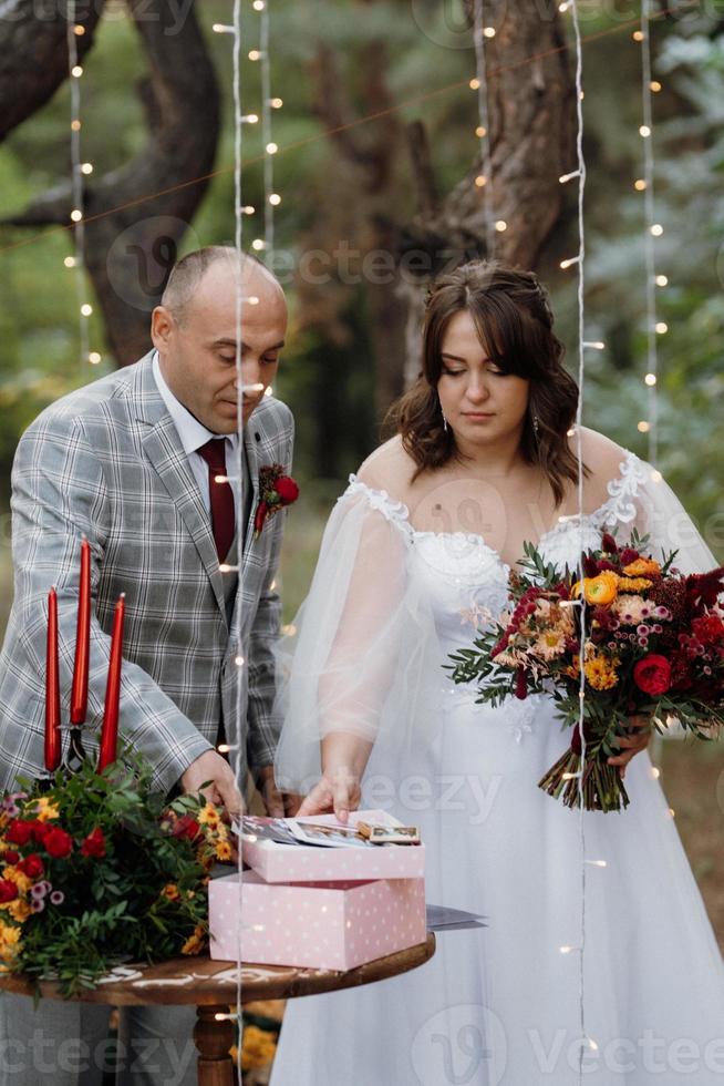 man en vrouw verloofden zich in herfstbos foto