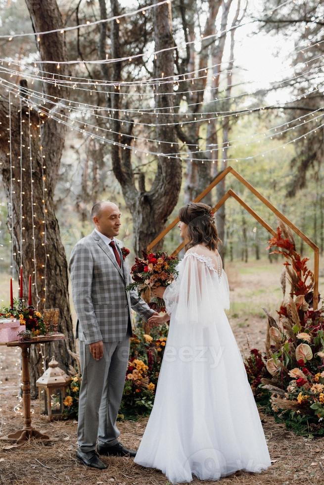 man en vrouw verloofden zich in herfstbos foto