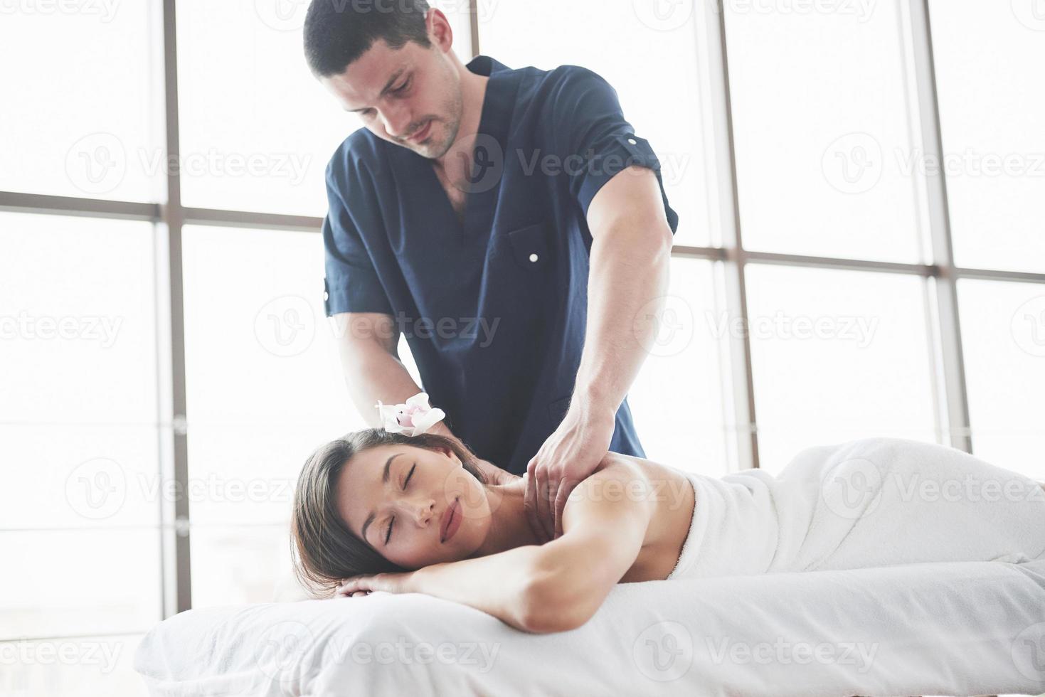 mooie vrouw liggend op een massagetafel in de spa. foto