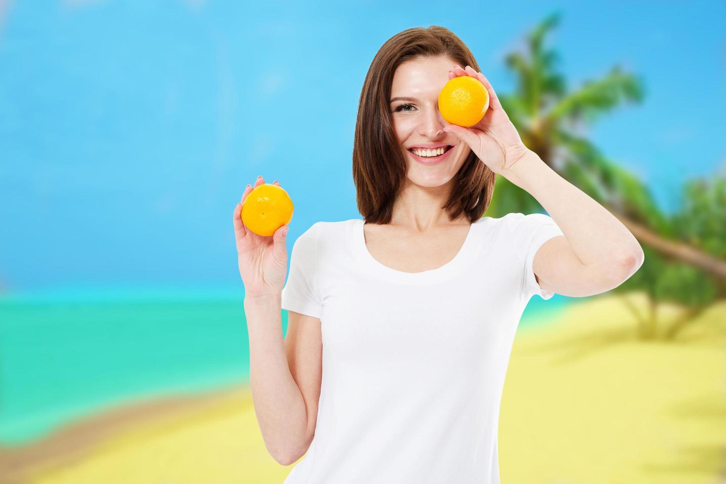 jong gelukkig meisje met schone huid en witte tanden op de achtergrond van de Malediven - zomerplezier concept foto