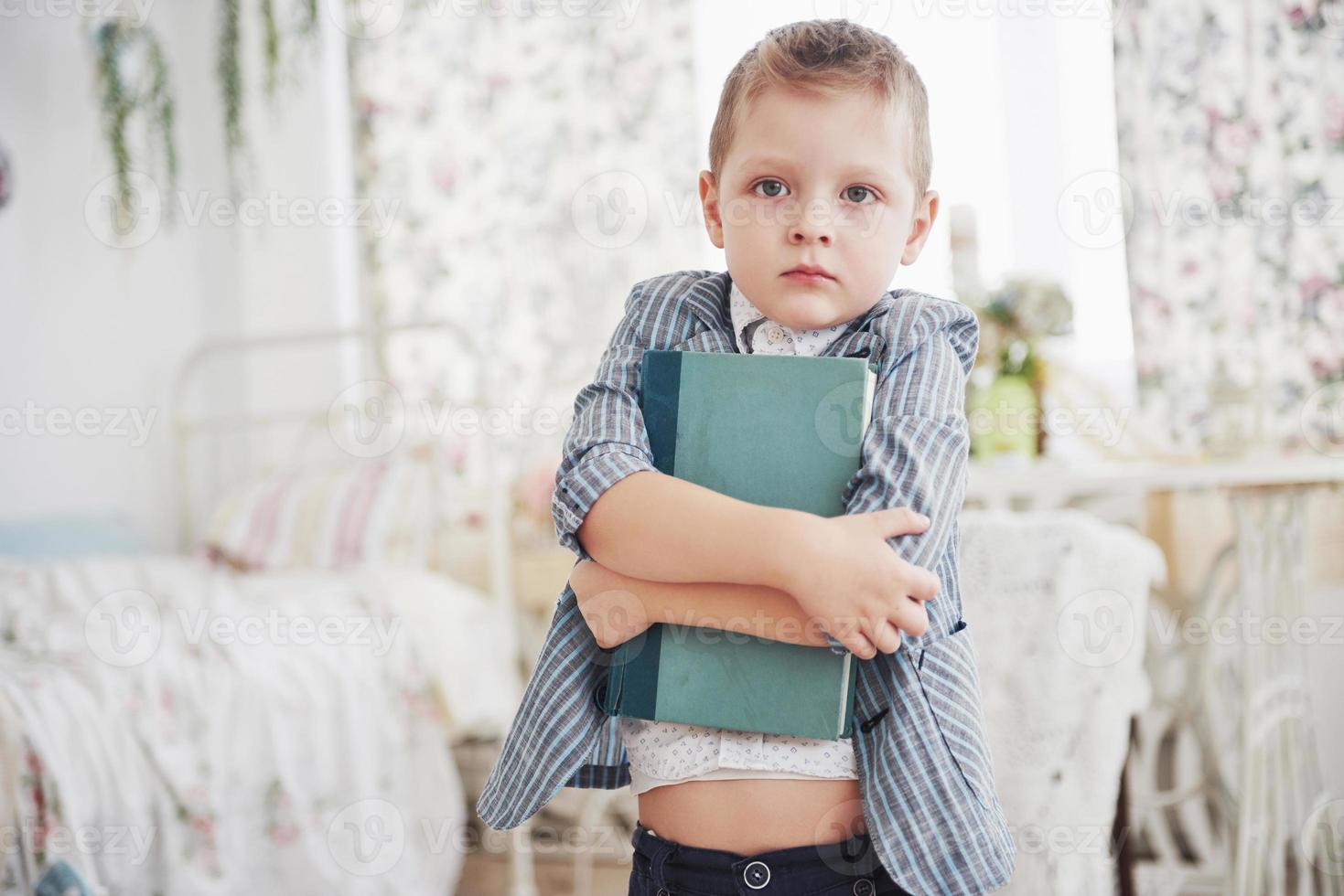 huiswerk en schoolconcept. trieste jongen in schooljas foto