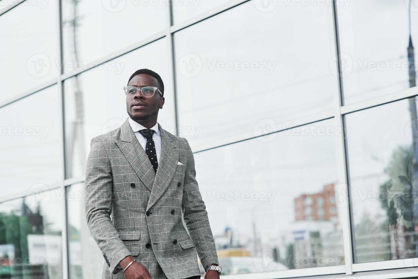 een aardige Afro-Amerikaanse zakenman gaat naar kantoor foto