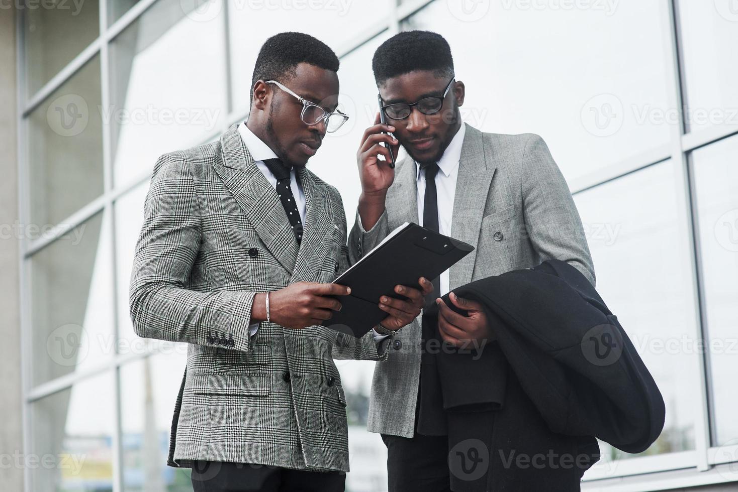 afbeelding van twee jonge ondernemers interactie tijdens bijeenkomst in office foto