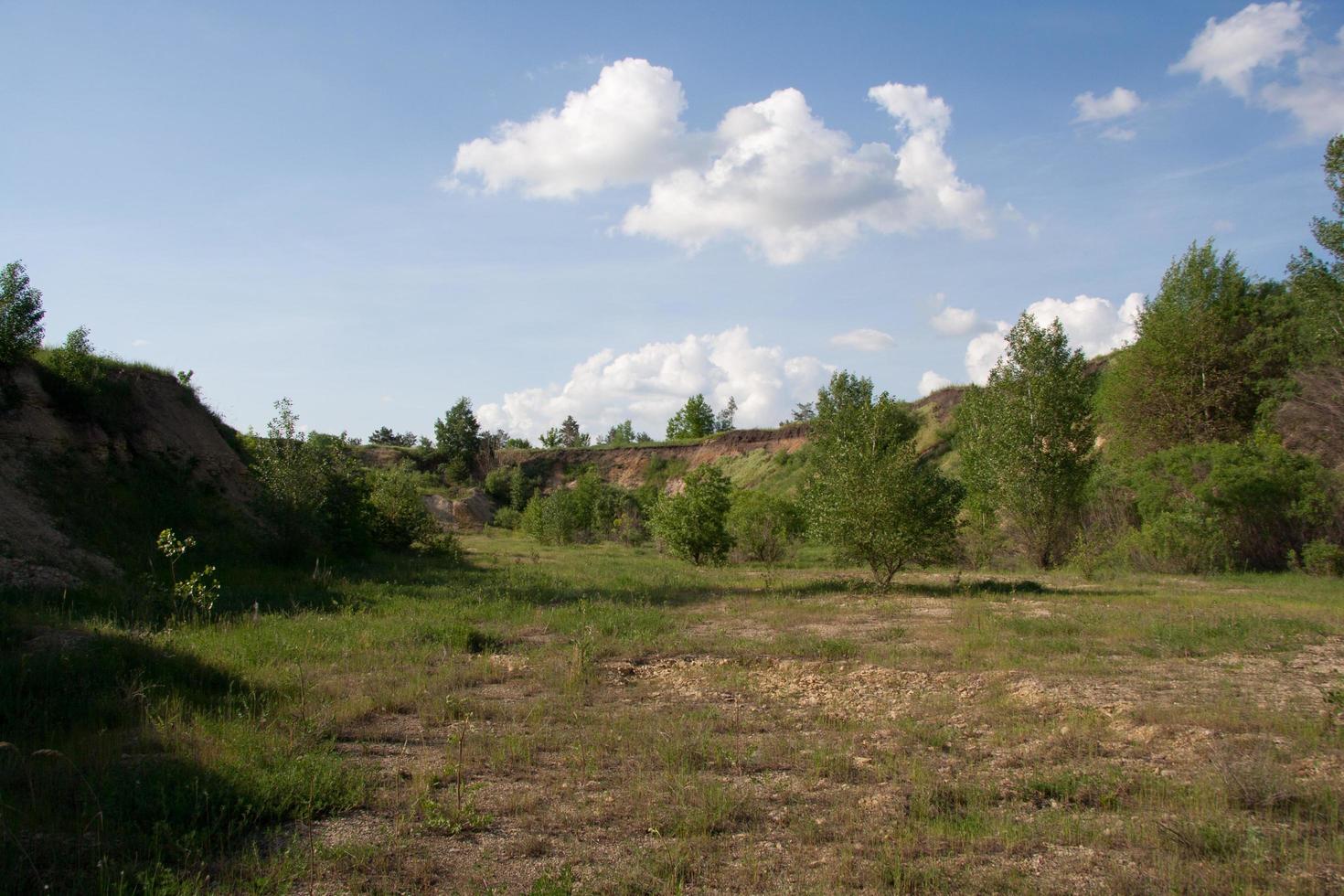 oude verlaten steengroeve foto