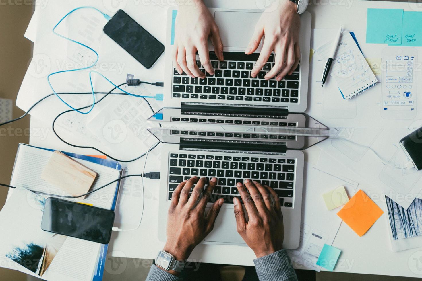 overhead handen werken op laptops foto