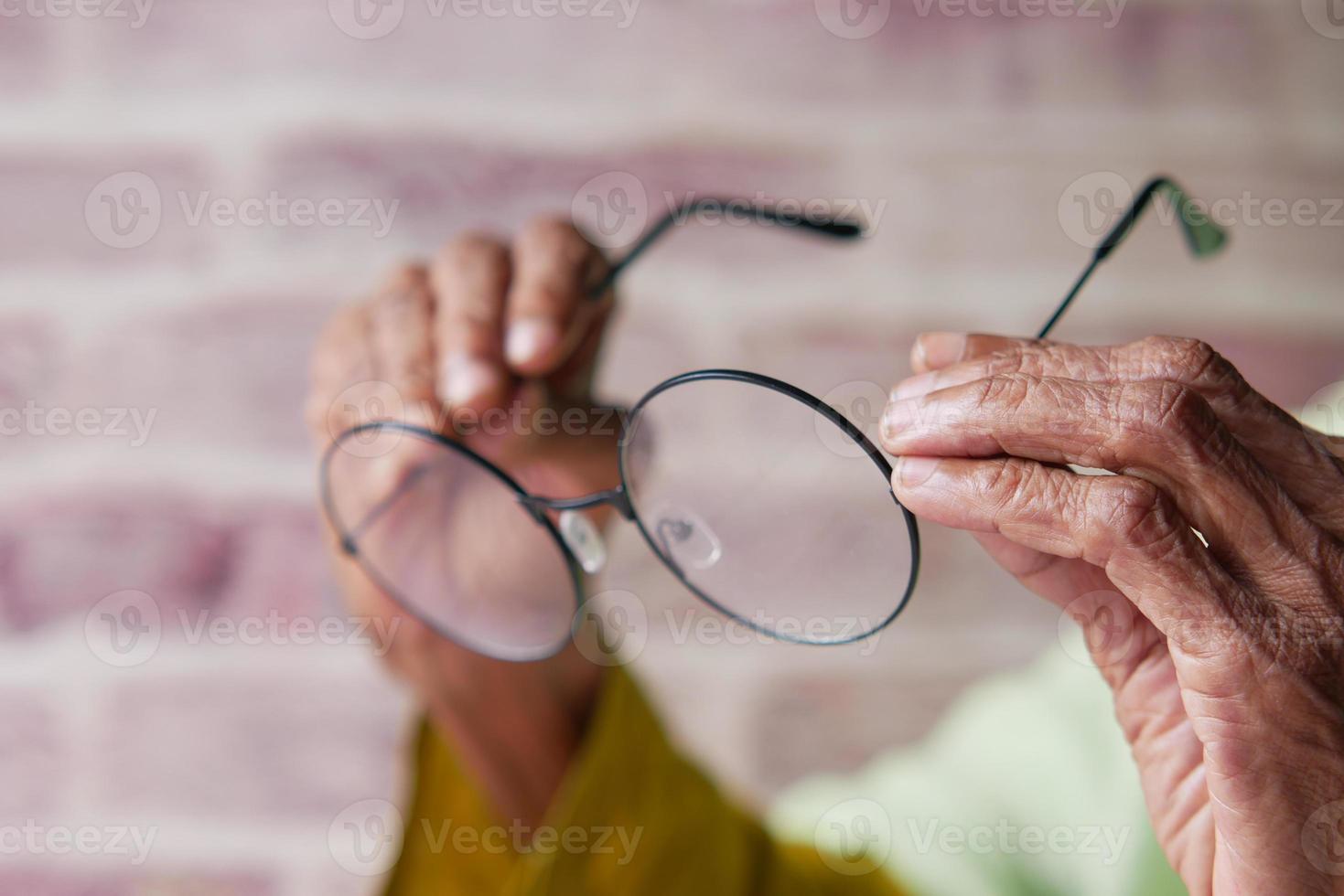 close up van senior vrouwen hand met oude lenzenvloeistof foto