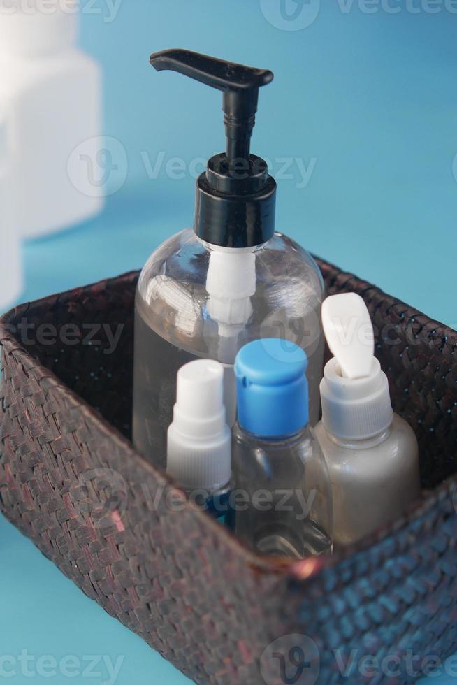close-up van veel handdesinfecterend middel in een doos op tafel foto