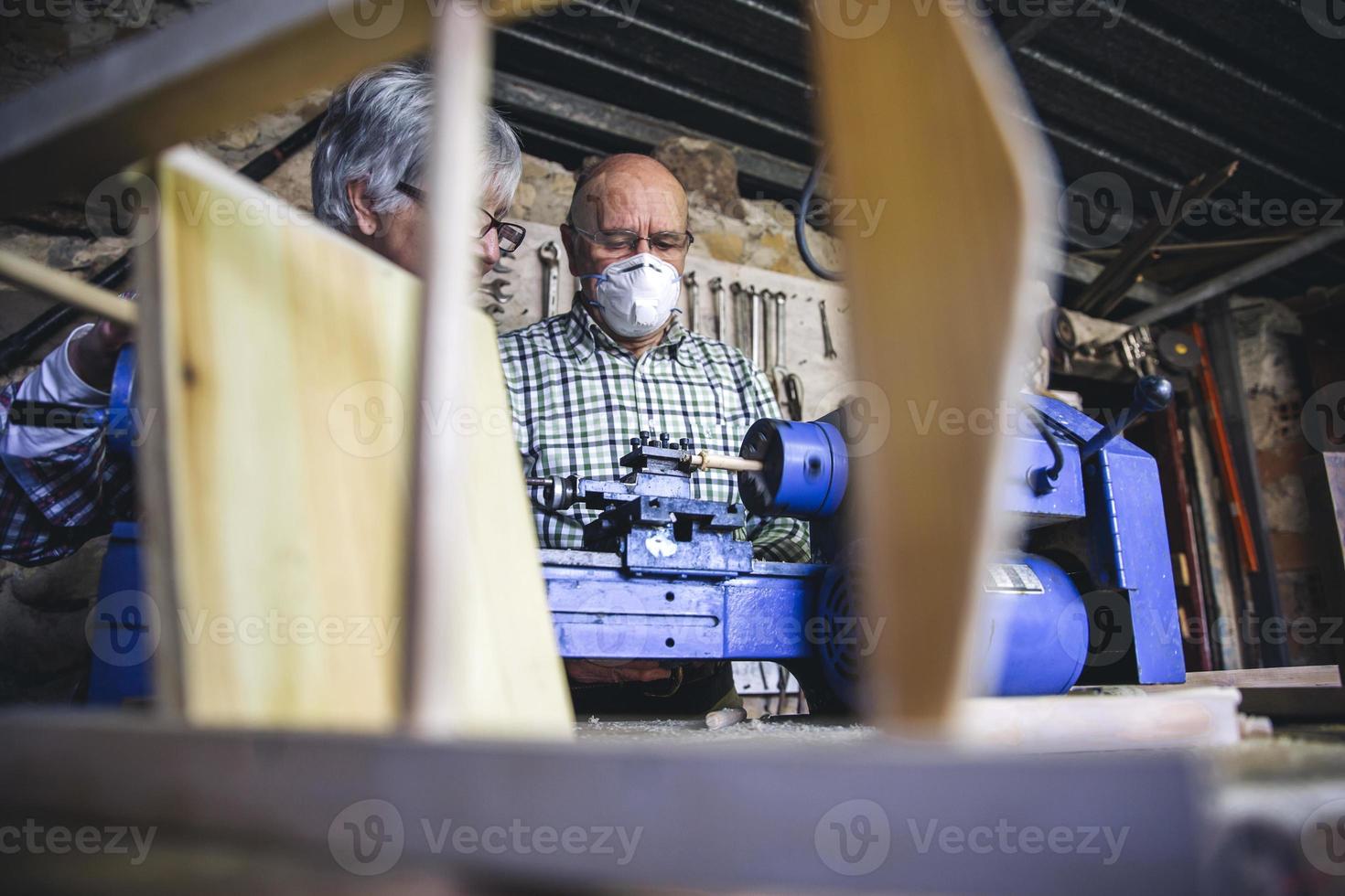 senior man aan het werk in een timmerwerk foto