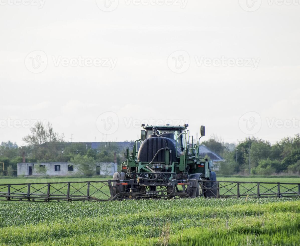 trekker met een verstuiven apparaat voor fijntjes verspreid kunstmest. foto